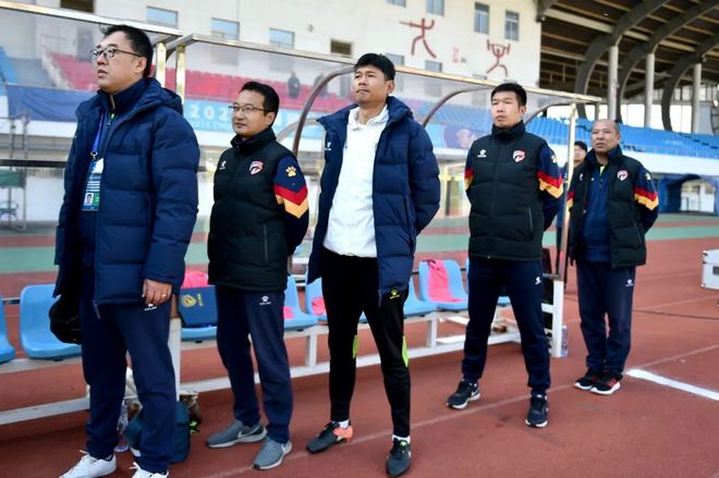 爱游戏体育-包含公开赛巅峰对决!泰山独角兽队击败漠南鲨队队,赛艇赛场再起波澜;保级形势悄然变化的词条