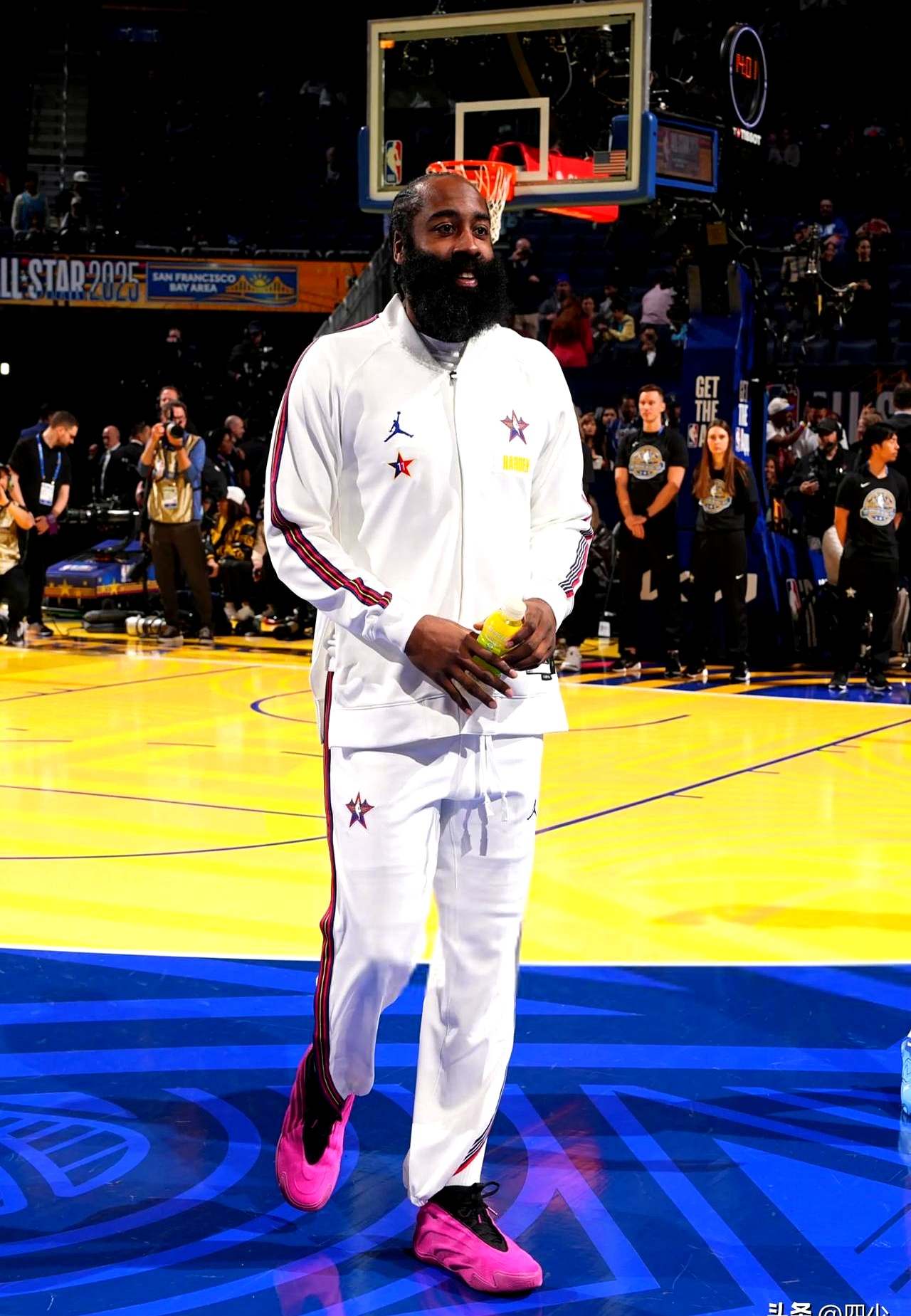 爱游戏- 哈登在加拿大队比赛中败北,反败为胜引发热议!比赛高潮迭起