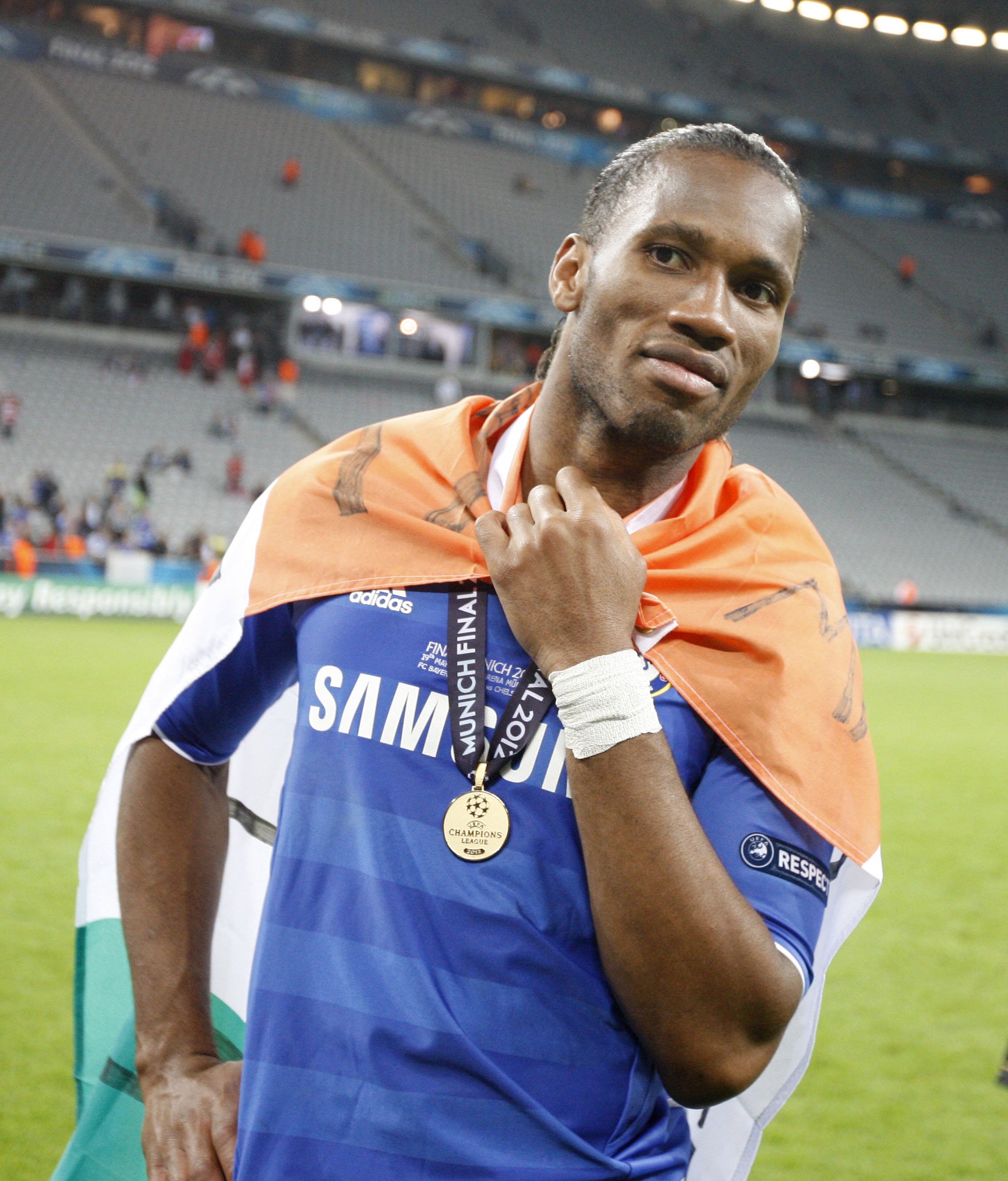 爱游戏体育- 切尔西名宿德罗巴为贾玲撑伞